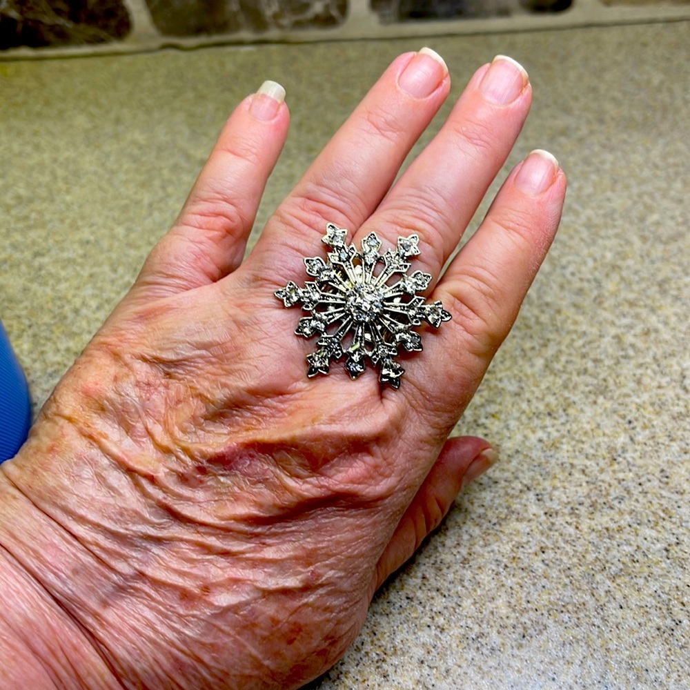 FASHION SILVER ANTIQUE RHINESTONES SNOWFLAKE RING. STRETCHES